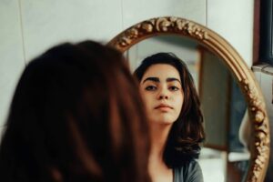 Woman and mirror Photo Negar Nikkhah Unsplash